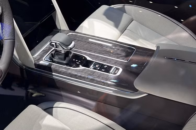 Hiện tại, tin tức về sức mạnh và các khía cạnh khác vẫn chưa được công bố. Theo thông báo từ hãng xe Trung Quốc, mức giá xe Hồng Kỳ HS7 2023 mới và các thông tin chi tiết sẽ được bật mí vào tháng 8 năm nay. 