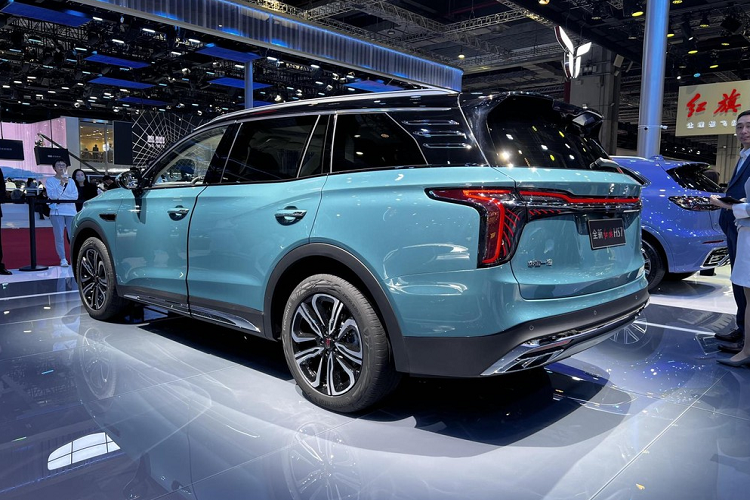 Tiếp theo là logo của xe kéo dài từ nắp capô xuống lưới tản nhiệt. Ngoài ra, thiết kế đèn pha chia đôi cũng mang đến cho chiếc xe mới một bầu không khí thời trang nhất định so với bản cũ. Viền dưới sử dụng hốc hút gió kiểu xuyên suốt, trang bị tấm chắn màu bạc thể hiện phong cách của một chiếc SUV.