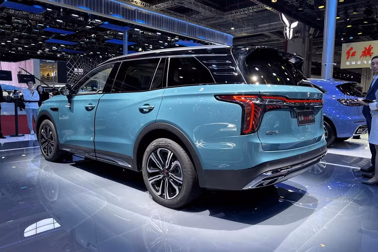 Tiếp theo là logo của xe kéo dài từ nắp capô xuống lưới tản nhiệt. Ngoài ra, thiết kế đèn pha chia đôi cũng mang đến cho chiếc xe mới một bầu không khí thời trang nhất định so với bản cũ. Viền dưới sử dụng hốc hút gió kiểu xuyên suốt, trang bị tấm chắn màu bạc thể hiện phong cách của một chiếc SUV.