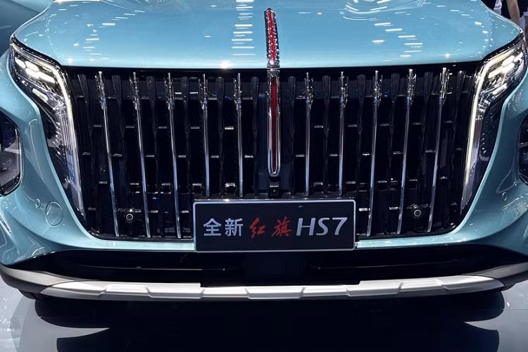 Nhìn từ bên hông, thiết kế đường eo của xe mới tương đối cứng cáp và thể hiện cảm giác cơ bắp khỏe khoắn, chi tiết nóc xe được trang trí màu đen, cộng với gương chiếu hậu 2 màu, tạo nên điểm nhấn cho ngoại hình, cuối cùng là thiết kế khí động học ở cột D.