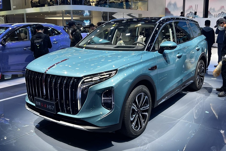 Bước sang thế hệ mới, ngoại thất và nội thất của Hồng Kỳ HS7 đã có những thay đổi đáng kể, mang đến cho người xem cảm giác sang trọng, đẳng cấp. Cụ thể, ở thiết kế của xe, phần mặt trước đã được trang bị phong cách thiết kế kiểu gia đình mới nhất của hãng xe Trung Quốc với lưới tản nhiệt cỡ lớn rất bắt mắt, được tạo hình từ các nan dọc mạ crôm cùng với đó là phần bên trong được sơn đen, tạo điểm nhấn.