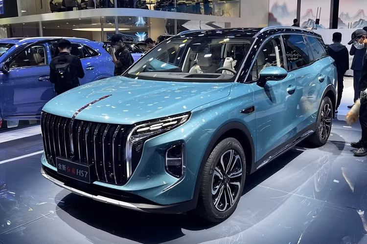 Bước sang thế hệ mới, ngoại thất và nội thất của Hồng Kỳ HS7 đã có những thay đổi đáng kể, mang đến cho người xem cảm giác sang trọng, đẳng cấp. Cụ thể, ở thiết kế của xe, phần mặt trước đã được trang bị phong cách thiết kế kiểu gia đình mới nhất của hãng xe Trung Quốc với lưới tản nhiệt cỡ lớn rất bắt mắt, được tạo hình từ các nan dọc mạ crôm cùng với đó là phần bên trong được sơn đen, tạo điểm nhấn.