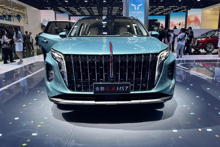 Tại triển lãm ô tô Thượng Hải 2023, mẫu xe SUV Hồng Kỳ HS7 hoàn toàn mới đã chính thức được ra mắt. Trên phiên bản mới này, Hồng Kỳ HS7 2023 đã có những thay đổi rất mạnh mẽ ở thiết kế ngoại thất, đặc biệt là cụm đèn pha và hậu LED đẹp mắt hơn só với thế hệ trước.