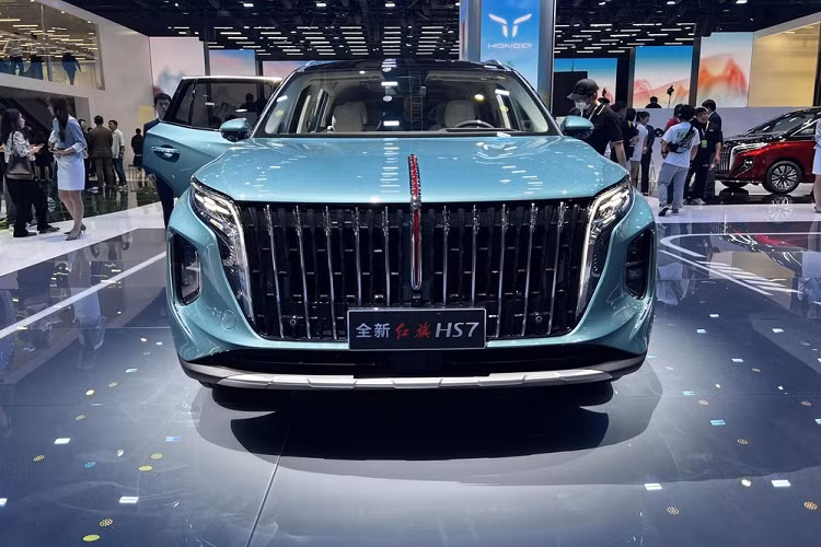 Tại triển lãm ô tô Thượng Hải 2023, mẫu xe SUV Hồng Kỳ HS7 hoàn toàn mới đã chính thức được ra mắt. Trên phiên bản mới này, Hồng Kỳ HS7 2023 đã có những thay đổi rất mạnh mẽ ở thiết kế ngoại thất, đặc biệt là cụm đèn pha và hậu LED đẹp mắt hơn só với thế hệ trước.
