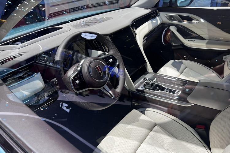 Nội thất của xe mới cũng được trang bị theo phong cách thiết kế mới nhất tương tự như Hồng Kỳ H5 thế hệ mới, trong đó, phần trung tâm của xe sở hữu màn hình kích thước lớn tăng cảm giác công nghệ trong xe.
