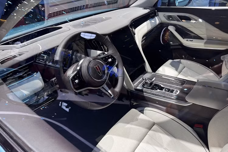 Nội thất của xe mới cũng được trang bị theo phong cách thiết kế mới nhất tương tự như Hồng Kỳ H5 thế hệ mới, trong đó, phần trung tâm của xe sở hữu màn hình kích thước lớn tăng cảm giác công nghệ trong xe.