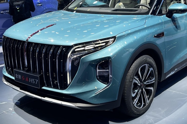 Đuôi xe Hồng Kỳ HS7 2023 mới được trang bị đèn hậu kiểu xuyên thấu, với điểm nhấn là có thêm 1 thanh nẹp crôm nằm dưới ngay dải đèn LED, nối 2 đèn hậu với nhau, nhìn xuống phía dưới, ta bắt gặp được chiếc SUV mới này có trang bị tổng cộng 4 ống xả ở hai bên trông rất hầm hố. 