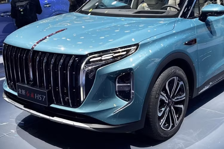 Đuôi xe Hồng Kỳ HS7 2023 mới được trang bị đèn hậu kiểu xuyên thấu, với điểm nhấn là có thêm 1 thanh nẹp crôm nằm dưới ngay dải đèn LED, nối 2 đèn hậu với nhau, nhìn xuống phía dưới, ta bắt gặp được chiếc SUV mới này có trang bị tổng cộng 4 ống xả ở hai bên trông rất hầm hố. 