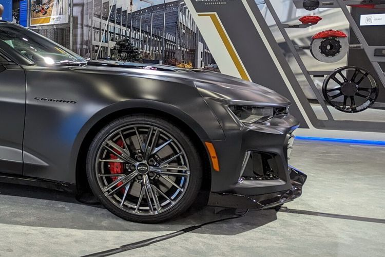 "Mặc dù hôm nay chúng tôi chưa công bố mẫu xe kế nhiệm ngay lập tức nhưng hãy yên tâm, đây không phải là kết thúc câu chuyện của Camaro" – ông Scott Bell cho biết trong một email được gửi tới trang tin Road and Track.