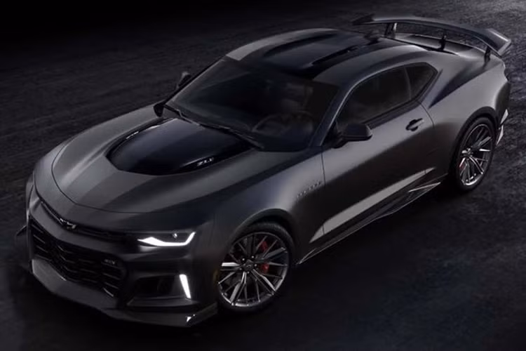 Mới đây, Chevrolet chính thức khai tử Camaro, đánh dấu sự kết thúc của một trong những mẫu xe thể thao biểu tượng cho “giấc mơ Mỹ” những năm 1970 – 1980. Công ty cho biết chiếc Chevrolet Camaro cuối cùng đã lăn bánh khỏi nhà máy ở Lansing, Michigan vào đầu tuần này.