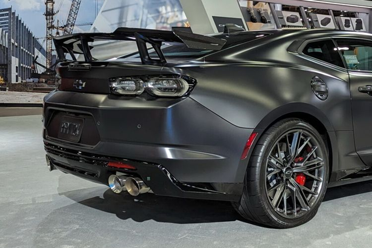 Đây là lần thứ hai Chevrolet Camaro bị khai tử. Mẫu xe thể thao cơ bắp này được ra mắt vào năm 1966 và nhanh chóng trở thành đối thủ "khó chịu" của Ford Mustang. Sau đó, xe trải qua 4 thế hệ trước khi bị khai tử lần đầu tiên vào năm 2002.