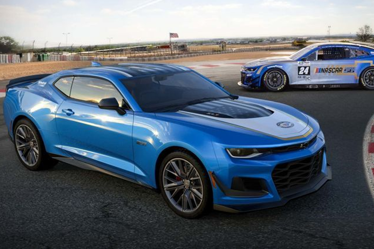 Đến năm 2010, Chevy bất ngờ đưa dòng tên Camaro quay trở lại và tiếp tục trải qua hai lần nâng cấp lớn trước khi bất ngờ bị thông báo ngừng sản xuất từ năm 2024. Chevrolet Camaro ZL1 Collector's Edition là phiên bản đặc biệt đánh dấu sự kết thúc vòng đời gần 50 năm của mẫu xe thể thao cơ bắp này.