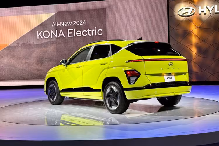 Hai phiên bản Hyundai Kona Limited và N-Line 2024 đều được trang bị khá nhiều tiện ích cao cấp. Tiêu chuẩn bao gồm màn hình kép kích thước 12,3 inch cho cả đồng hồ lái kỹ thuật số và màn hình thông tin giải trí trung tâm...