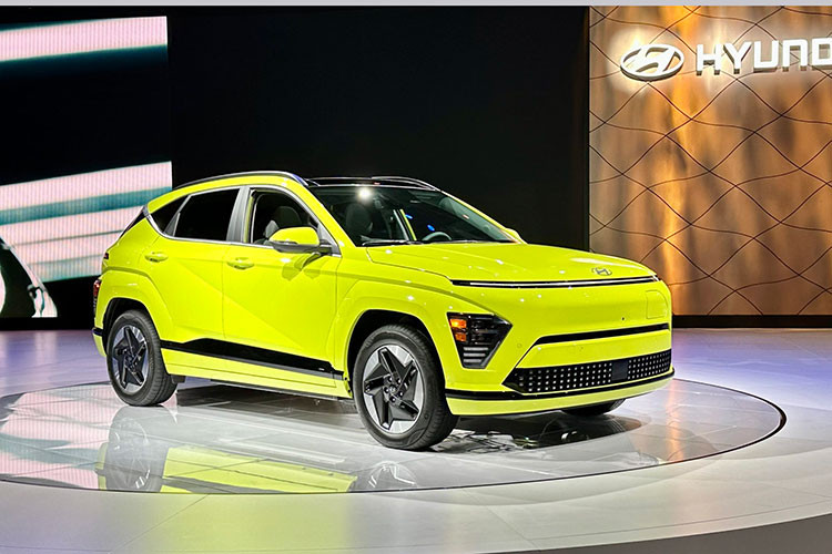 Hãng xe Hàn Quốc chính thức công bố giá bán cho tất cả phiên bản Hyundai Kona 2024 mới. Tuy nhiên, phiên bản thuần điện Hyundai Kona Electric 2024 vẫn chưa có giá bán và chỉ được công bố vào cuối thu 2023.