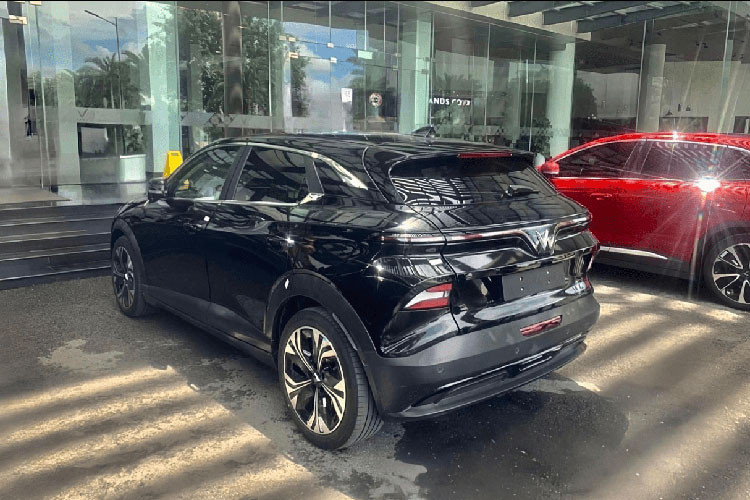 Ngoài ra, VinFast VF6 còn có tính năng điều khiển bằng giọng nói dạng trợ lý ảo, ứng dụng di động, cập nhật phần mềm qua WiFi, hỗ trợ lái trên đường cao tốc cấp độ 2, giữ xe ở giữa làn đường, kiểm soát hành trình thích ứng và hỗ trợ giữ làn đường khẩn cấp... Mức giá xe Vinfast VF6 2024 mới hiện vẫn chưa được công bố chính thức.