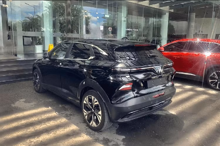 Ngoài ra, VinFast VF6 còn có tính năng điều khiển bằng giọng nói dạng trợ lý ảo, ứng dụng di động, cập nhật phần mềm qua WiFi, hỗ trợ lái trên đường cao tốc cấp độ 2, giữ xe ở giữa làn đường, kiểm soát hành trình thích ứng và hỗ trợ giữ làn đường khẩn cấp... Mức giá xe Vinfast VF6 2024 mới hiện vẫn chưa được công bố chính thức.