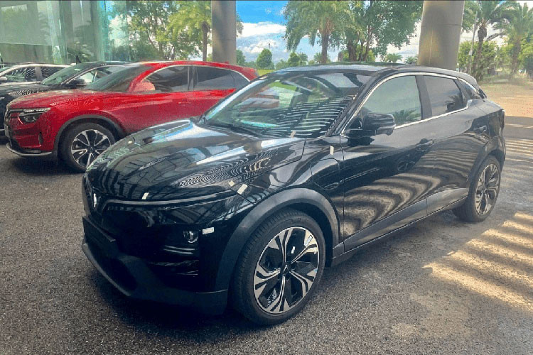 Từ ngày đầu ra mắt quốc tế tại Triển lãm CES 2022 tới khi xuất hiện “bằng xương bằng thịt” trước khách hàng trong nước tại chuỗi Triển lãm “VinFast – Vì tương lai xanh”, VF6 nhận được nhiều phản hồi tích cực nhờ thiết kế thời thượng, đậm nét thể thao hiện đại nhưng không kém phần tinh tế, mang đặc trưng riêng của VinFast.