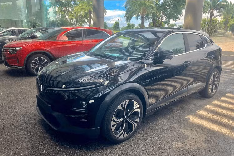 Từ ngày đầu ra mắt quốc tế tại Triển lãm CES 2022 tới khi xuất hiện “bằng xương bằng thịt” trước khách hàng trong nước tại chuỗi Triển lãm “VinFast – Vì tương lai xanh”, VF6 nhận được nhiều phản hồi tích cực nhờ thiết kế thời thượng, đậm nét thể thao hiện đại nhưng không kém phần tinh tế, mang đặc trưng riêng của VinFast.