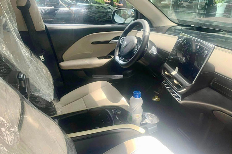 Tương tự ngoại thất, nội thất của VinFast VF6 bản thương mại cũng được bê nguyên từ xe concept sang. Chiếc xe trong ảnh được trang bị nội thất 2 màu đen - be tương phản và có những chi tiết màu vàng đồng làm điểm nhấn. Chiếc xe này có vẻ thuộc bản Eco tiêu chuẩn vì dùng ghế bọc da pha nỉ. Trong khi đó, phiên bản Plus sẽ dùng ghế bọc da.