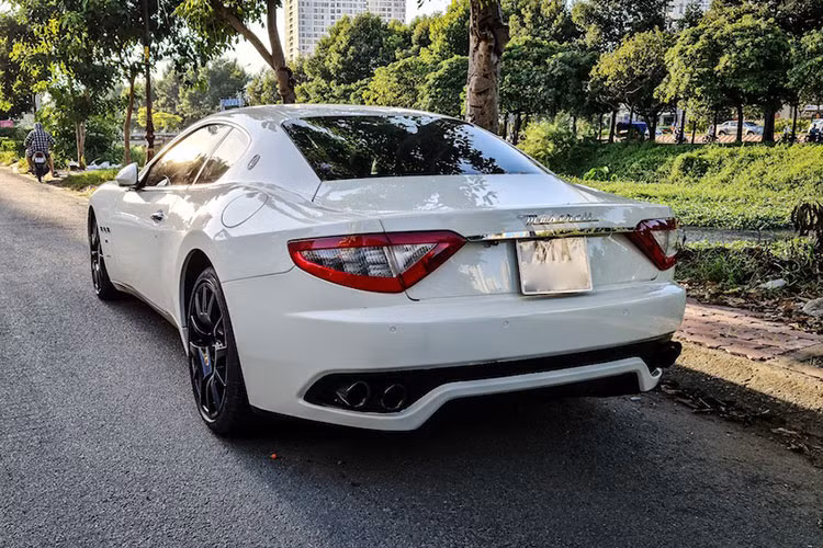 Động cơ kết hợp với hộp số tự động ZF 6 cấp, nhờ đó, chiếc xe thể thao hạng sang đến từ Ý mất khoảng thời gian 5,2 giây để tăng tốc lên 100 km/h từ vị trí xuất phát trước khi đạt vận tốc tối đa 285 km/h.