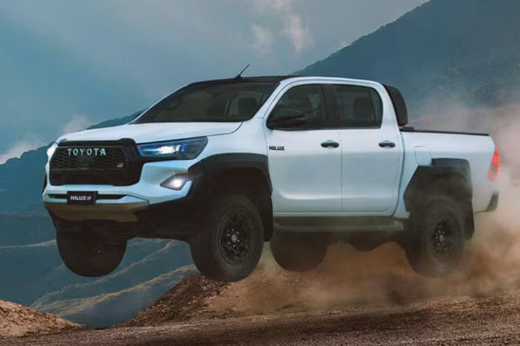 Trong khi đó, sau khoảng thời gian dài vắng bóng, mẫu xe bán tải Toyota Hilux 2023 đã mở bán trở lại tại Việt Nam với chỉ một phiên bản 2.4L 4x2 AT, đi kèm mức giá 852 triệu đồng.
