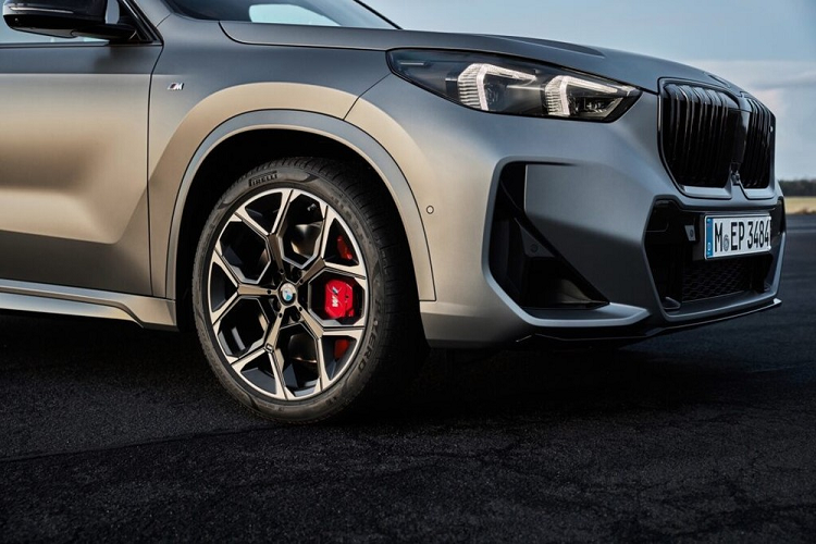 Nhờ đó, các tính năng và cài đặt của xe được trình bày trực quan hơn trên màn hình. Ngoài ra, hãng BMW còn bán cả gói phụ kiện M Sport mang tên Pro kèm theo X1 M35i xDrive, bao gồm những chi tiết ngoại thất màu đen bóng M, hệ thống đèn M với vỏ màu tối, hệ thống phanh M Sport với cùm phanh màu đỏ, ghế M Sport và dây an toàn M.