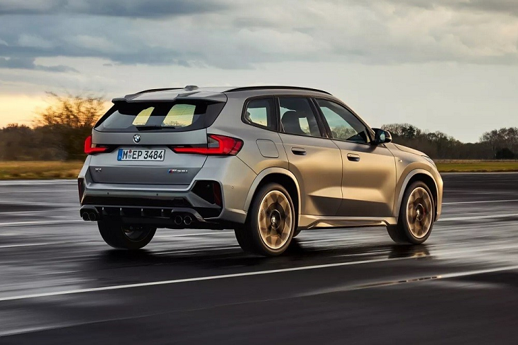 Nhờ đó, BMW X1 M35i xDrive 2023 có thể tăng tốc từ 0-100 km/h trong thời gian 5,4 giây và đạt vận tốc tối đa giới hạn điện tử 250 km/h. Chưa hết, mẫu SUV hạng sang này còn có tính năng M Sport Boost. Khi người lái chọn tính năng này bằng cách kéo lẫy chuyển số sau vô lăng trong thời gian ít nhất 1 giây, toàn bộ động cơ và hệ thống khung gầm của xe đều được chuyển sang cài đặt thể thao nhất.