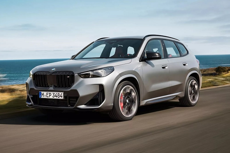 Mô-men xoắn cực đại của xe đạt 400 Nm tại tua máy 2.000 - 4.500 vòng/phút. Với công suất kể trên, đây là động cơ xăng 4 xi-lanh mạnh nhất của thương hiệu BMW tính đến thời điểm hiện tại. Động cơ kết hợp với hộp số tự động ly hợp kép Steptronic 7 cấp, hệ dẫn động 4 bánh toàn thời gian xDrive và khóa vi sai chống trượt phía trước tiêu chuẩn.