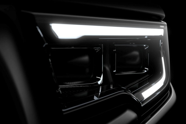 Chủ yếu nhắm đến thị trường Nam Mỹ, bán tải Ram Rampage 2024 được áp dụng ngôn ngữ thiết kế tương tự các mẫu xe bán tải cỡ lớn của thương hiệu Ram. Qua đoạn video do Ram tung ra, có thể thấy Rampage sở hữu lưới tản nhiệt cỡ lớn với logo của thương hiệu Mỹ nằm ở giữa. Ở hai bên lưới tản nhiệt là cụm đèn pha nhỏ gọn, được bao quanh bằng dải đèn LED định vị ban ngày hình móc câu.