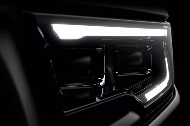 Chủ yếu nhắm đến thị trường Nam Mỹ, bán tải Ram Rampage 2024 được áp dụng ngôn ngữ thiết kế tương tự các mẫu xe bán tải cỡ lớn của thương hiệu Ram. Qua đoạn video do Ram tung ra, có thể thấy Rampage sở hữu lưới tản nhiệt cỡ lớn với logo của thương hiệu Mỹ nằm ở giữa. Ở hai bên lưới tản nhiệt là cụm đèn pha nhỏ gọn, được bao quanh bằng dải đèn LED định vị ban ngày hình móc câu.