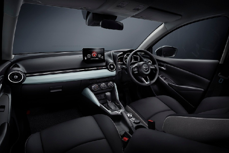 Riêng phiên bản Sunlit Citrus lại được trang bị ghế màu be với điểm nhấn màu vàng. Ngoài ra, bản 15 Sunlit Citrus còn có vô lăng/cần số bọc da, phanh tay điện tử, ghế chỉnh điện, sưởi vô lăng, hệ thống phanh tự động khẩn cấp, hệ thống kiểm soát hành trình bằng radar và hỗ trợ giữ làn đường.