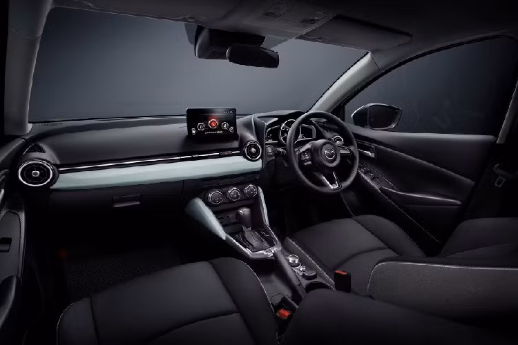 Riêng phiên bản Sunlit Citrus lại được trang bị ghế màu be với điểm nhấn màu vàng. Ngoài ra, bản 15 Sunlit Citrus còn có vô lăng/cần số bọc da, phanh tay điện tử, ghế chỉnh điện, sưởi vô lăng, hệ thống phanh tự động khẩn cấp, hệ thống kiểm soát hành trình bằng radar và hỗ trợ giữ làn đường.