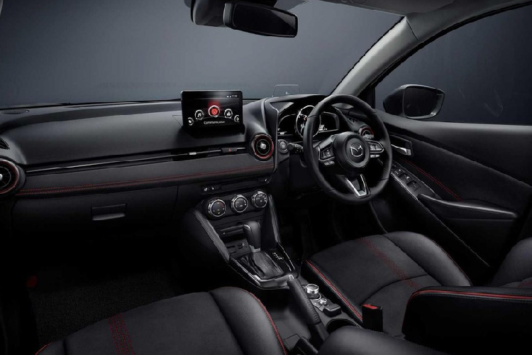 Với bản BD, nội thất sẽ sở hữu màu đen chủ đạo với những chi tiết màu sáng trên mặt táp-lô, cụm điều khiển trung tâm, cửa gió điều hòa hoặc ghế. Những chi tiết màu sáng này làm từ nhựa được sản xuất theo kỹ thuật sinh học, giúp giảm sự phụ thuộc vào dầu mỏ và khí thải CO2.