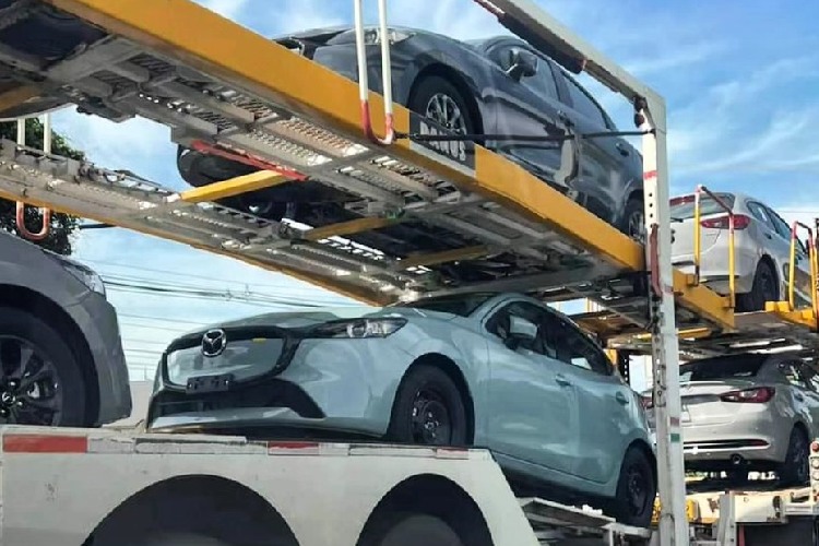 Tiếp đến là vành la-zăng mới, thay đổi theo phiên bản. Hình ảnh chụp trên đường phố Thái Lan cho thấy một vài chiếc Mazda2 2023 được lắp vành thép màu đen. Vành này dự kiến sẽ đi kèm ốp mâm sơn cùng màu thân xe như Mazda2 2023 tại Nhật Bản. Bên cạnh đó là những chiếc dùng vành hợp kim sơn màu xám hoặc đen bóng.