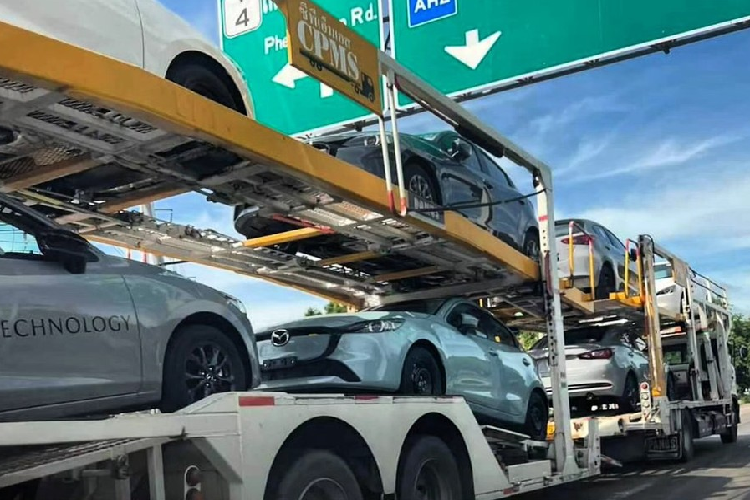 Những khu vực còn lại của ngoại thất gần như không thay đổi so với trước, bao gồm cả đèn pha, sườn xe, đèn hậu, cửa cốp và cản sau. Bên trong Mazda2 2023 dành cho Thái Lan dự kiến là không gian nội thất tương tự xe ở Nhật Bản. Trong đó, bản Sport sẽ sở hữu nội thất màu đen với những điểm nhấn màu đỏ trên mặt táp-lô, viền cửa gió điều hòa hoặc ghế.