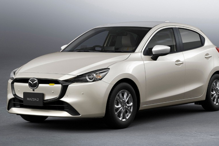Giới báo chí Thái Lan cho biết Mazda2 2023 ở thị trường này cũng có 3 phiên bản, bao gồm BD, Sport và Sunlit Citrus, như xe dành cho Nhật Bản. Ở phiên bản BD và Sunlit Citrus, xe sở hữu lưới tản nhiệt gần như đóng kín theo phong cách ô tô điện, chỉ chừa một khe hẹp ở hai bên logo của hãng Mazda. Lưới tản nhiệt đóng kín này được sơn cùng màu thân xe và bao quanh bằng viền đen bóng, nối liền với đèn pha.