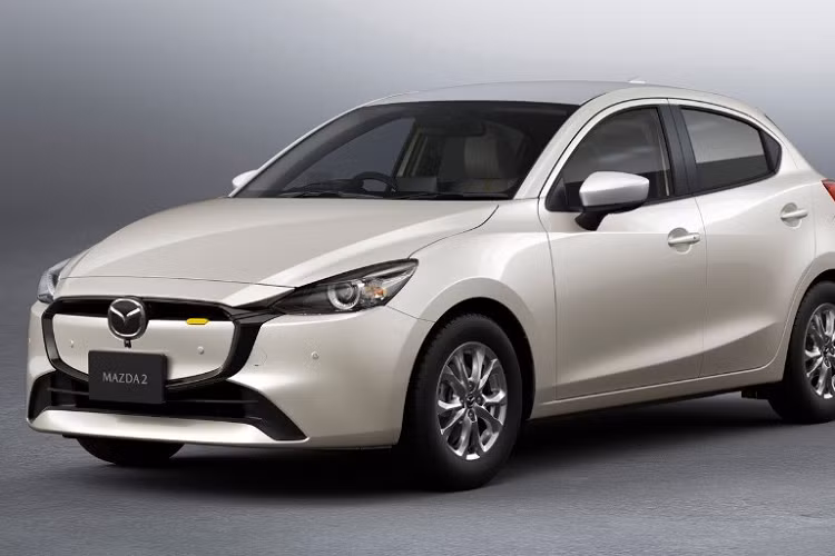 Giới báo chí Thái Lan cho biết Mazda2 2023 ở thị trường này cũng có 3 phiên bản, bao gồm BD, Sport và Sunlit Citrus, như xe dành cho Nhật Bản. Ở phiên bản BD và Sunlit Citrus, xe sở hữu lưới tản nhiệt gần như đóng kín theo phong cách ô tô điện, chỉ chừa một khe hẹp ở hai bên logo của hãng Mazda. Lưới tản nhiệt đóng kín này được sơn cùng màu thân xe và bao quanh bằng viền đen bóng, nối liền với đèn pha.