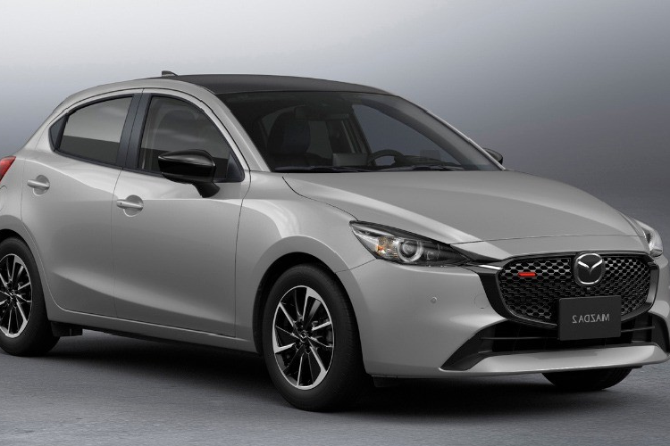 Trong khi đó, phiên bản Sport sẽ được trang bị lưới tản nhiệt thể thao hơn với những mắt lưới dạng mắt cáo và sơn màu đen bóng. Trên lưới tản nhiệt còn có điểm nhấn màu đỏ tương phản. Dù ở phiên bản nào, xe cũng được bổ sung cản trước mới với hốc gió trung tâm rộng hơn. Viền hốc gió trung tâm kéo dài sang hai bên, tạo thành hình chữ "C" úp ngược lạ mắt.