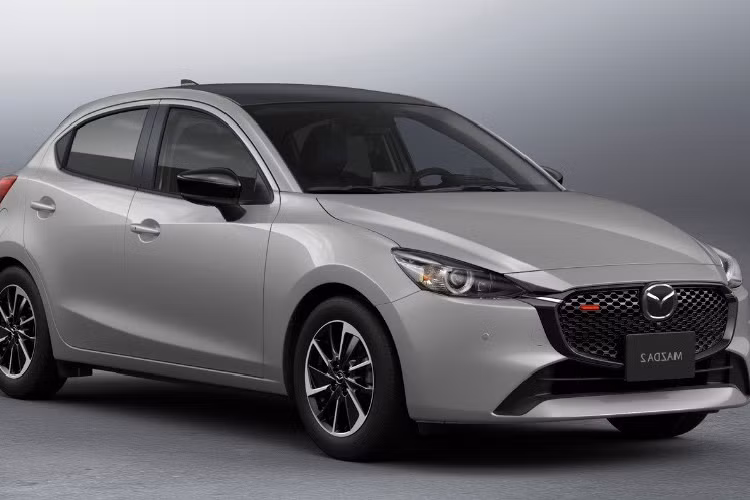 Trong khi đó, phiên bản Sport sẽ được trang bị lưới tản nhiệt thể thao hơn với những mắt lưới dạng mắt cáo và sơn màu đen bóng. Trên lưới tản nhiệt còn có điểm nhấn màu đỏ tương phản. Dù ở phiên bản nào, xe cũng được bổ sung cản trước mới với hốc gió trung tâm rộng hơn. Viền hốc gió trung tâm kéo dài sang hai bên, tạo thành hình chữ "C" úp ngược lạ mắt.