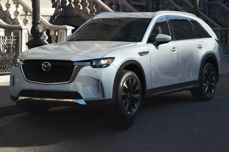 Giá xe Mazda CX-90 2024 phiên bản 3.3 Turbo Preferred Plus - 45,900 USD (1,08 tỷ đồng); CX-90 3.3 Turbo Premium - 48,900 USD (1,15 tỷ đồng); CX-90 3.3 Turbo Premium Plus - 52,950 USD (1,29 tỷ đồng); CX-90 PHEV Preferred - 47,445 USD (1,12 tỷ đồng); CX-90 PHEV Premium - 52,900 USD (1,25 tỷ đồng).