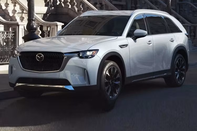 Giá xe Mazda CX-90 2024 phiên bản 3.3 Turbo Preferred Plus - 45,900 USD (1,08 tỷ đồng); CX-90 3.3 Turbo Premium - 48,900 USD (1,15 tỷ đồng); CX-90 3.3 Turbo Premium Plus - 52,950 USD (1,29 tỷ đồng); CX-90 PHEV Preferred - 47,445 USD (1,12 tỷ đồng); CX-90 PHEV Premium - 52,900 USD (1,25 tỷ đồng).