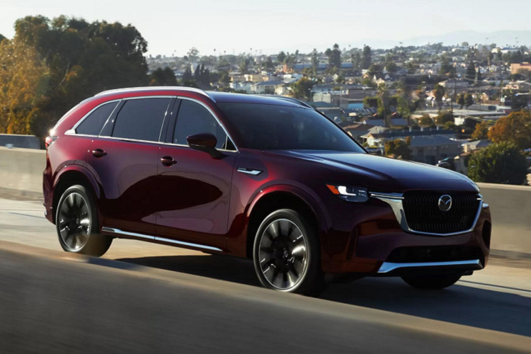 An toàn trên phiên bản CX-90 3.3 Turbo Premium sẽ được nâng cấp với hệ thống giữ làn đường tránh va chạm và hệ thống giảm thiểu va chạm thứ cấp. Hai tính năng này sẽ đi kèm với hệ thống cảnh báo điểm mù, nhận dạng biển báo giao thông và cảm biến hỗ trợ đỗ xe trước sau.