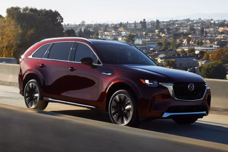 An toàn trên phiên bản CX-90 3.3 Turbo Premium sẽ được nâng cấp với hệ thống giữ làn đường tránh va chạm và hệ thống giảm thiểu va chạm thứ cấp. Hai tính năng này sẽ đi kèm với hệ thống cảnh báo điểm mù, nhận dạng biển báo giao thông và cảm biến hỗ trợ đỗ xe trước sau.