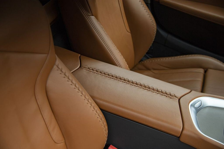 Ngoài ra, BMW Concept Touring Coupe còn đi kèm bộ hành lý được làm từ chất liệu da của thương hiệu Schedoni của Italy, bao gồm 2 túi xách lớn, 1 túi xách nhỏ và túi dài bảo vệ bộ suit của chủ nhân chiếc xe.