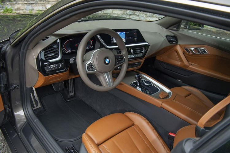 Bên trong cabin, BMW Concept Touring Coupe cũng có những chi tiết thể hiện tính độc quyền. Đầu tiên là nội thất mang 2 tông màu riêng biệt với phần trên của khoang lái được bọc da màu nâu đậm nhằm tăng sự tập trung cho người lái, trong khi phần bên dưới được bọc da màu nâu Saddle Brown mang lại sự ấm áp.