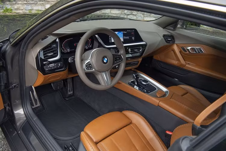 Bên trong cabin, BMW Concept Touring Coupe cũng có những chi tiết thể hiện tính độc quyền. Đầu tiên là nội thất mang 2 tông màu riêng biệt với phần trên của khoang lái được bọc da màu nâu đậm nhằm tăng sự tập trung cho người lái, trong khi phần bên dưới được bọc da màu nâu Saddle Brown mang lại sự ấm áp.