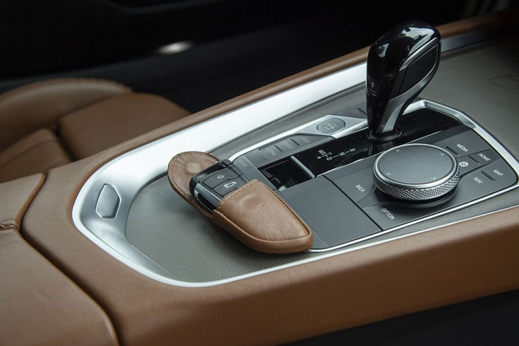 Với thiết kế shooting-brake, không gian khoang hành lý của chiếc xe cũng trở nên rộng rãi hơn. Tại đây, BMW Concept Touring Coupe cũng được bọc da màu nâu sang trọng và trang bị thêm đèn viền nội thất. Đáng chú ý, toàn bộ các chi tiết trên xe đều được chế tác thủ công bởi thương hiệu trang trí nội thất Poltrona Frau đến từ Turin, Italy.