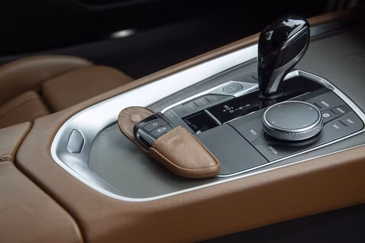 Với thiết kế shooting-brake, không gian khoang hành lý của chiếc xe cũng trở nên rộng rãi hơn. Tại đây, BMW Concept Touring Coupe cũng được bọc da màu nâu sang trọng và trang bị thêm đèn viền nội thất. Đáng chú ý, toàn bộ các chi tiết trên xe đều được chế tác thủ công bởi thương hiệu trang trí nội thất Poltrona Frau đến từ Turin, Italy.