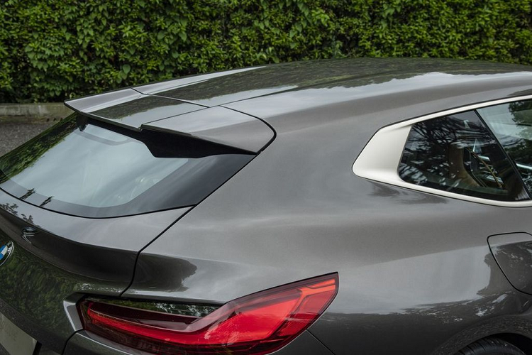 BMW Concept Touring Coupe sở hữu màu sơn ngoại thất nâu-xám Sparkling Lario độc lạ có hiệu ứng các mảnh thủy tinh màu xanh, giúp tạo chiều sâu cho ngoại thất xe.