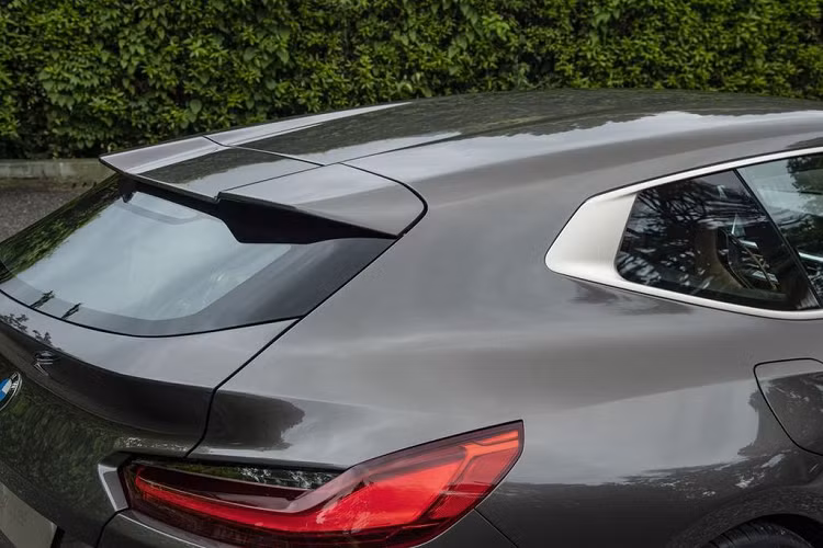 BMW Concept Touring Coupe sở hữu màu sơn ngoại thất nâu-xám Sparkling Lario độc lạ có hiệu ứng các mảnh thủy tinh màu xanh, giúp tạo chiều sâu cho ngoại thất xe.